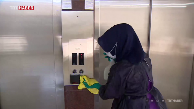 Salgının sessiz kahramanları: Temizlik personelleri